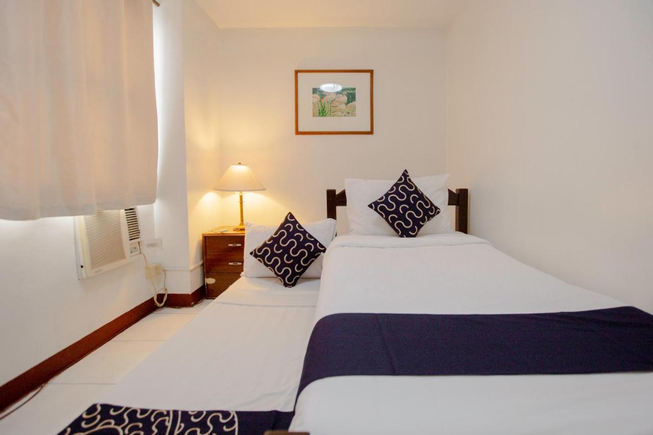 Newgrange Condotel Quezon City Buitenkant foto