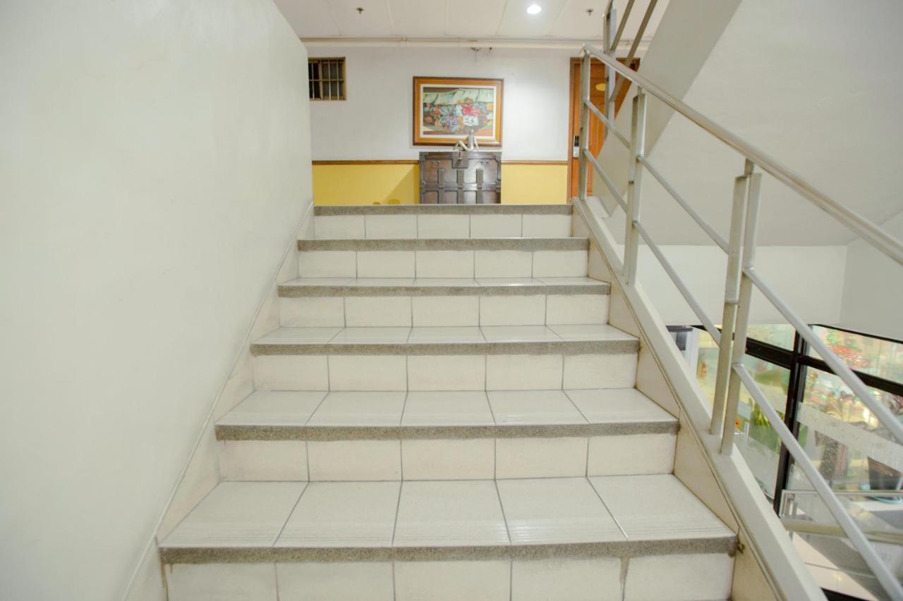 Newgrange Condotel Quezon City Buitenkant foto